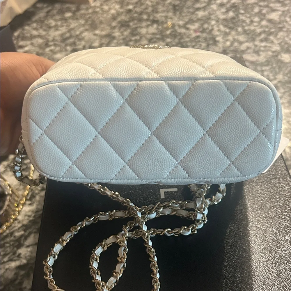 CHANEL White Quilted Leather Crossbody Bag with Gold Chain